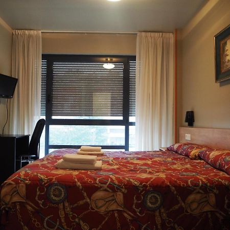 Hostal Acella Пампона Екстериор снимка A room at the hotel