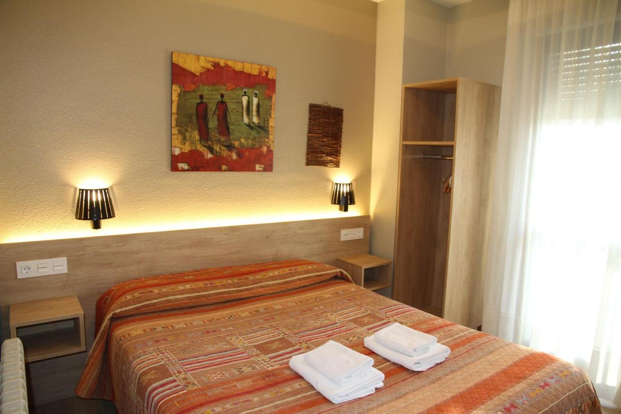 Hostal Acella Пампона Екстериор снимка A room at the hotel