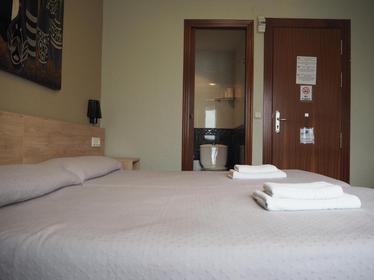 Hostal Acella Пампона Екстериор снимка A room at the hotel