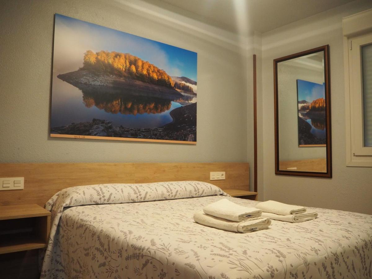 Hostal Acella Пампона Екстериор снимка A room at the hotel