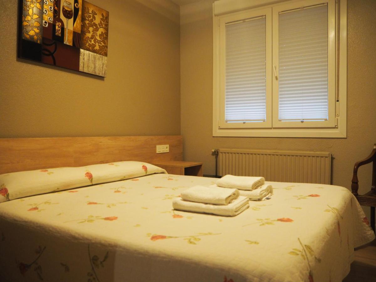 Hostal Acella Пампона Екстериор снимка A guest room at the hotel