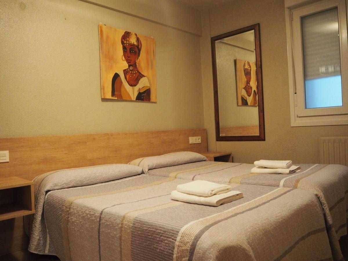 Hostal Acella Пампона Екстериор снимка A room at the hotel