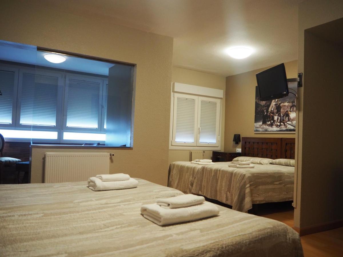 Hostal Acella Пампона Екстериор снимка A room at the hotel