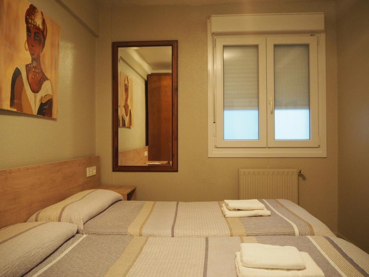 Hostal Acella Пампона Екстериор снимка A room at the hotel