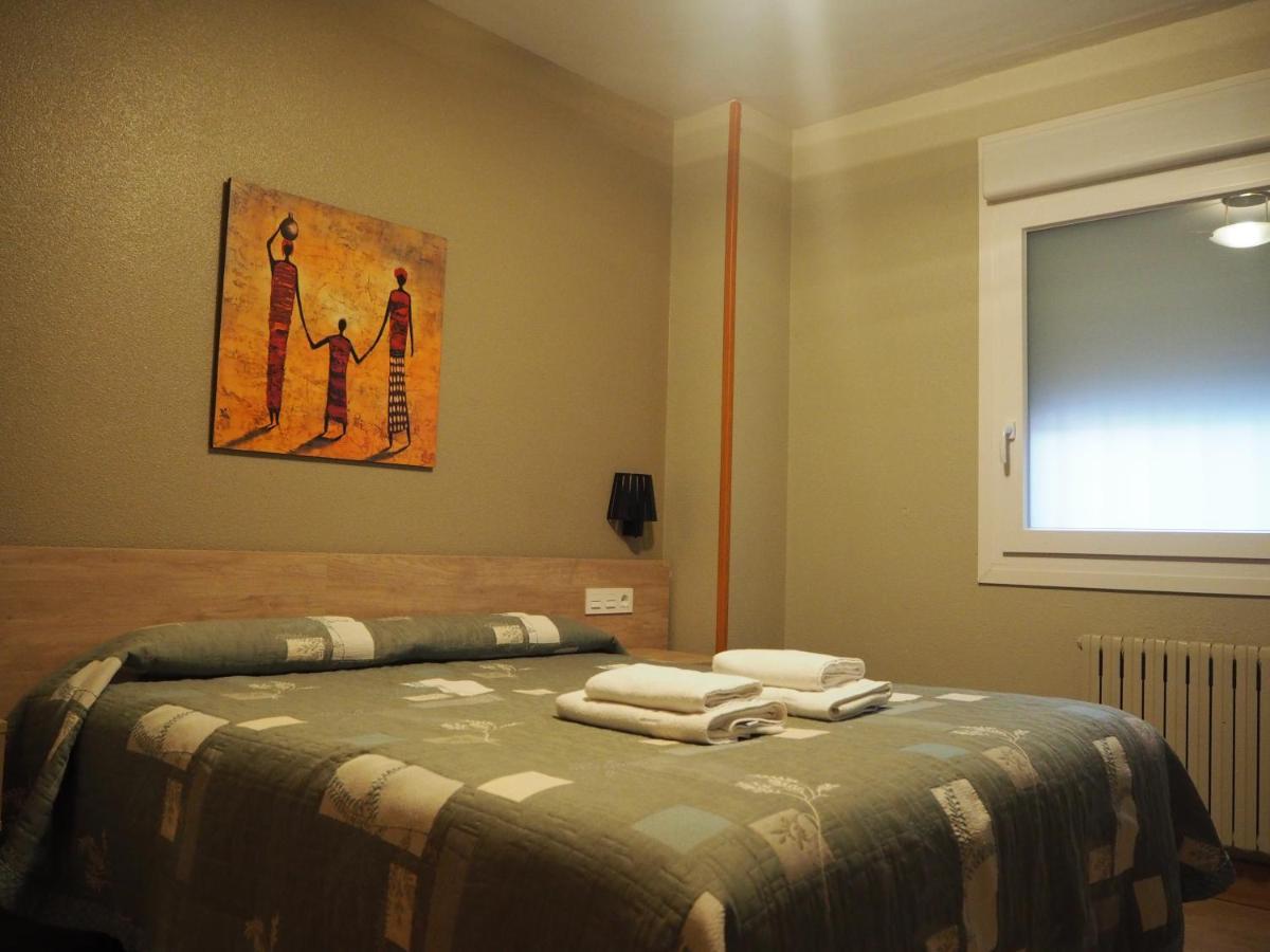 Hostal Acella Пампона Екстериор снимка A bedroom in a hotel
