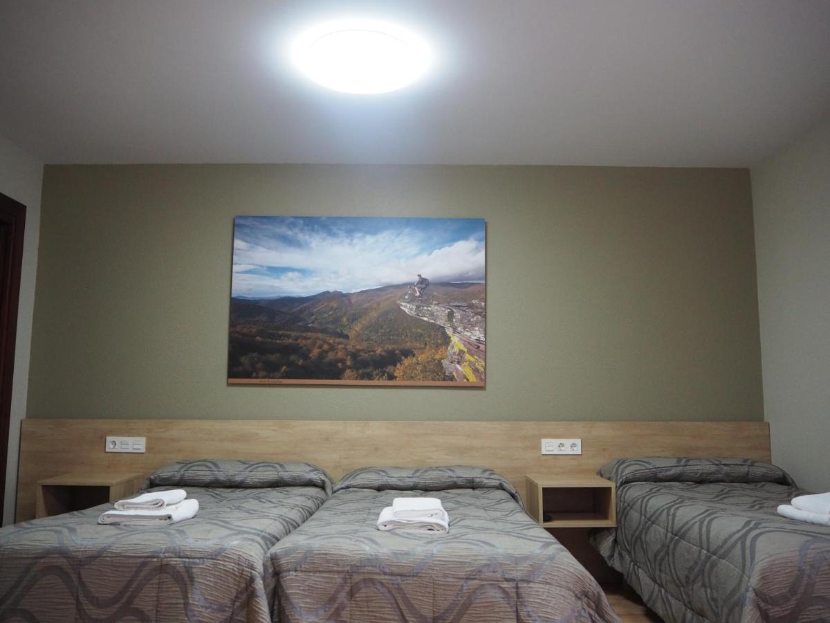 Hostal Acella Пампона Екстериор снимка A room at the hotel