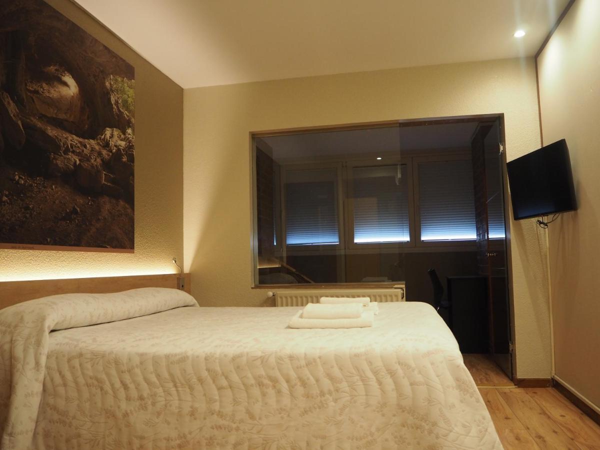 Hostal Acella Пампона Екстериор снимка A room at the hotel