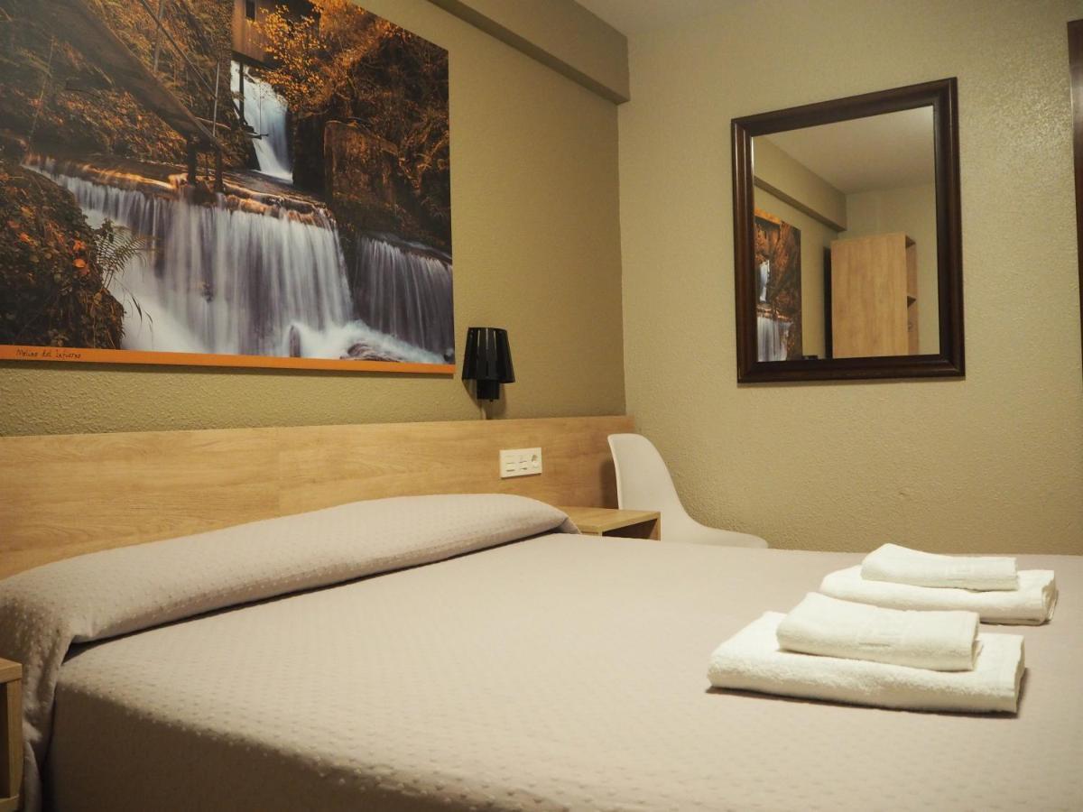 Hostal Acella Пампона Екстериор снимка A room at the hotel