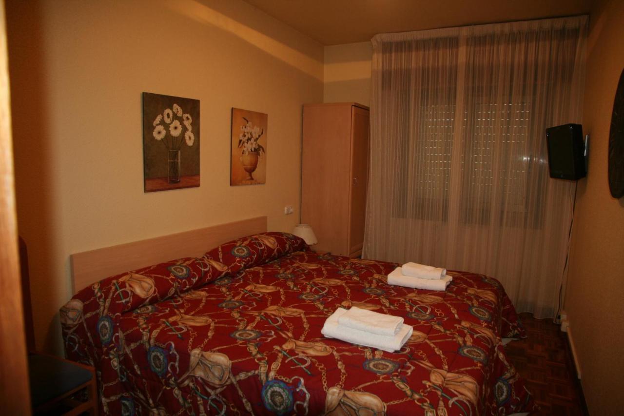 Hostal Acella Пампона Стая снимка A typical room at the hotel
