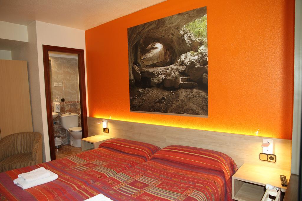 Hostal Acella Пампона Екстериор снимка A room at the hotel