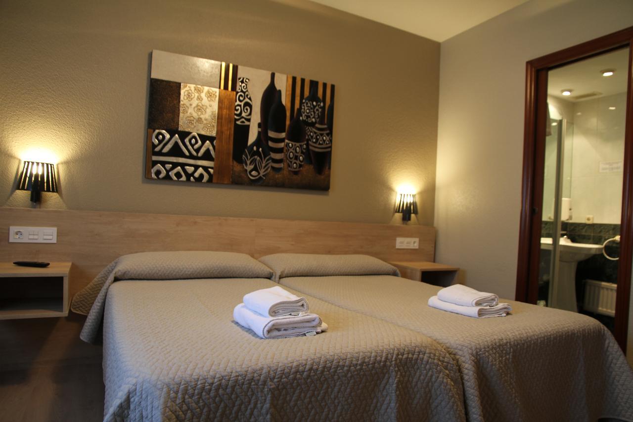 Hostal Acella Пампона Екстериор снимка A room at the hotel