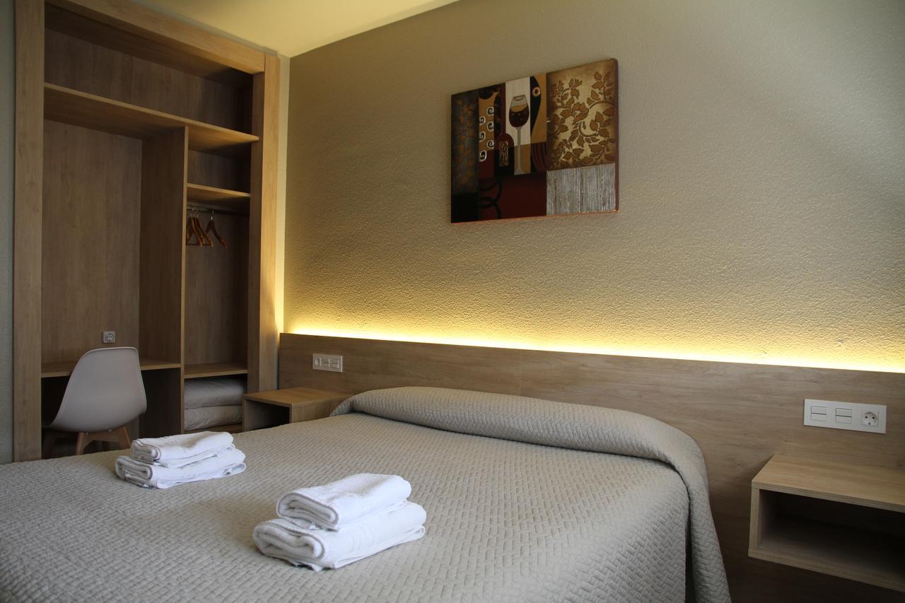 Hostal Acella Пампона Екстериор снимка A room at the hotel
