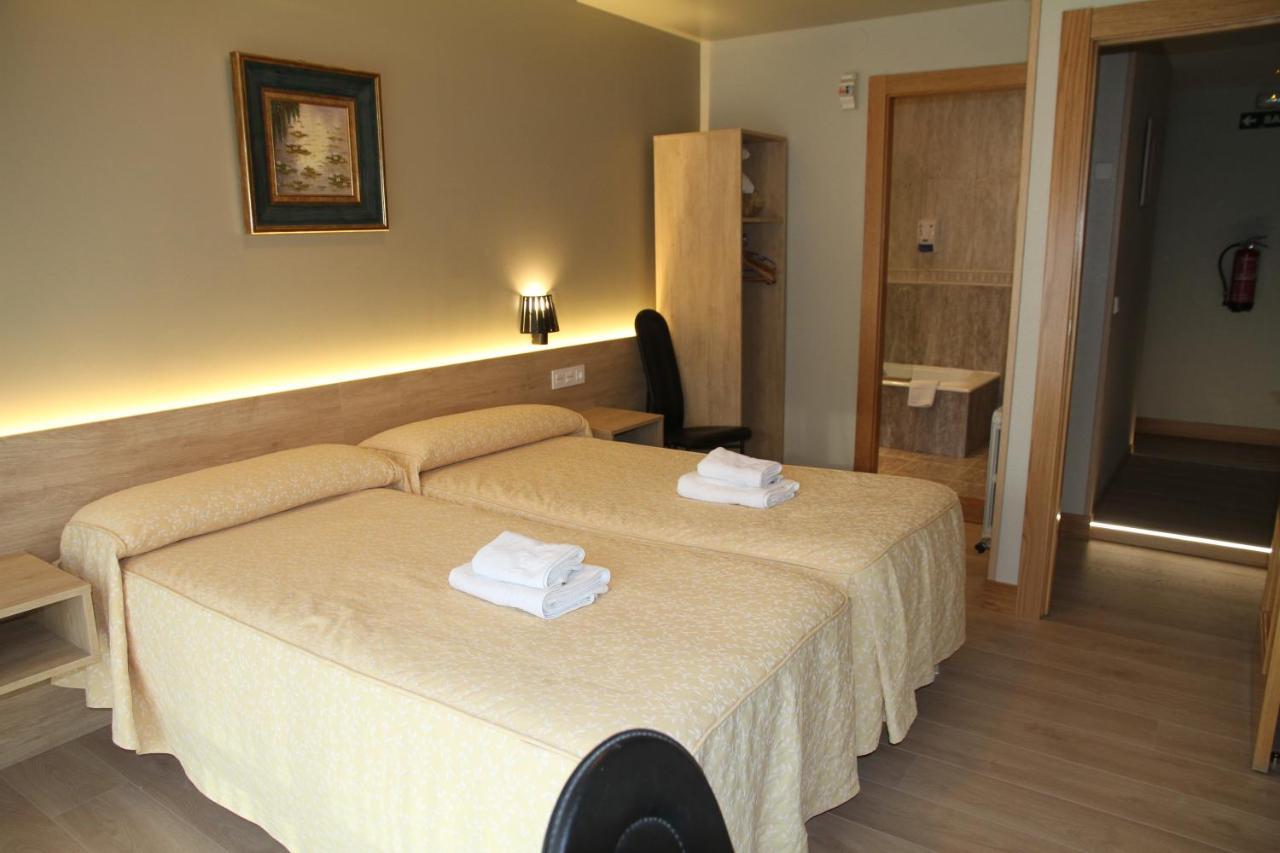 Hostal Acella Пампона Екстериор снимка A room at the hotel